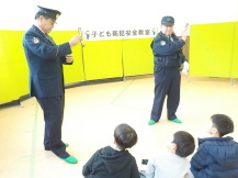 子どもたちが警察の人に警察手帳を見せてもらっている写真