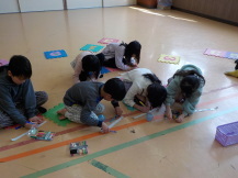 子どもたちが楽器を作っている写真