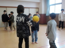 子どもたちがドッヂボールをしている写真