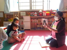 乳幼児親子が多言語の遊びをしている写真