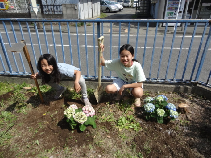 庭の手入れをする子どもの写真