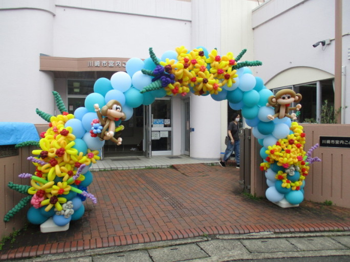 2024年度の夏祭りのバルーンアーチの写真