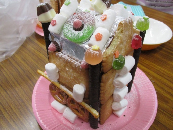 お菓子で作った家の写真