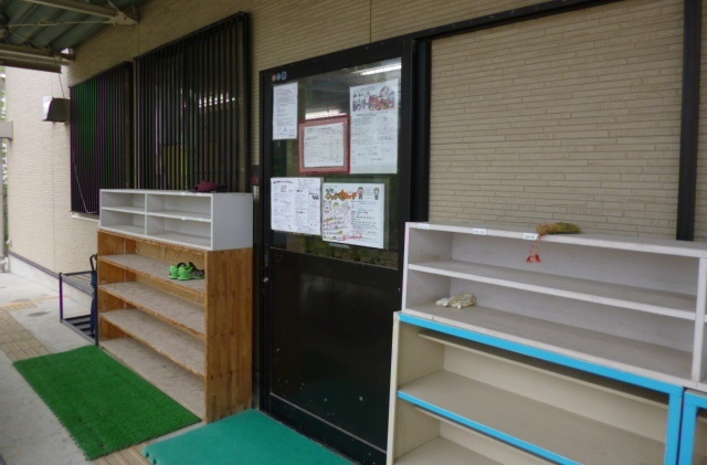 稲田小学校わくわくプラザ玄関